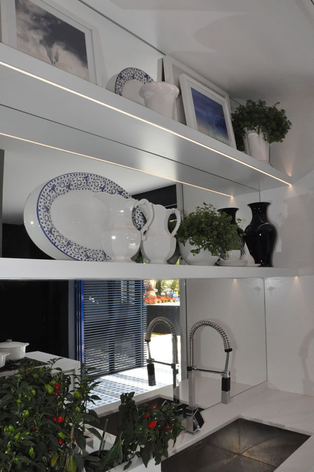 Prateleiras com fundo de espelho =  sonho de consumo