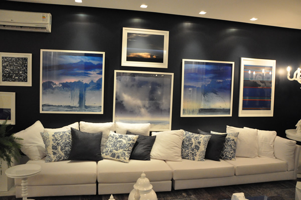 Belíssima composição de quadros nos tons da decoração