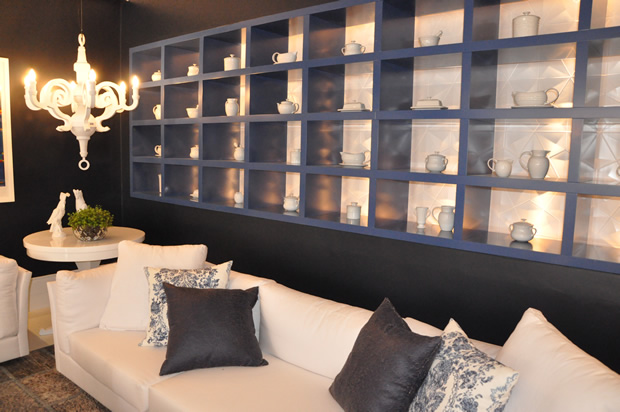 Detalhe da estante de nichos e do lustre lindo