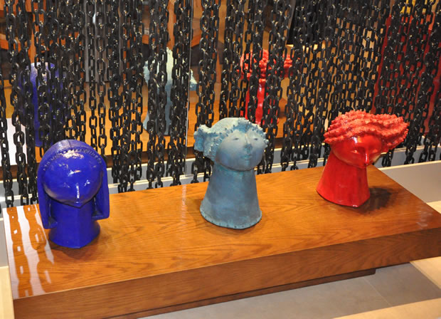 Detalhe das esculturas de cerâmica da artista Elisa Penna