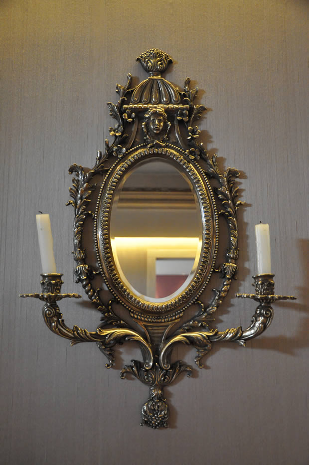 Espelho e castiçal. Que mimo!