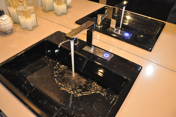 Detalhe da pia tecnológica. Adorei!