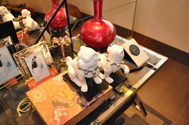 Detalhe das esculturas de cachorrinhos