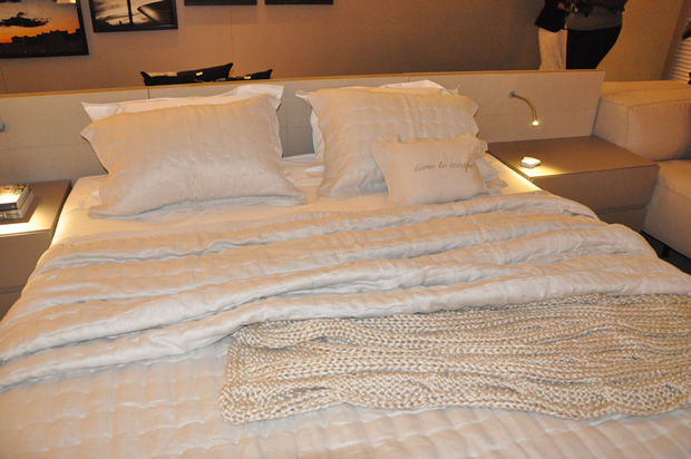 Cama aconchegante com colcha de tricô = sonho de consumo