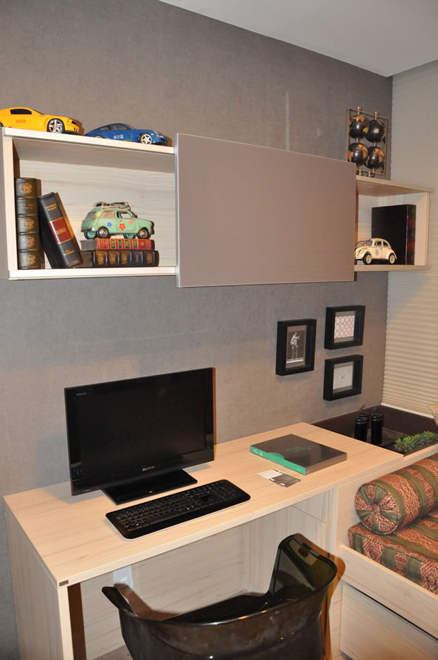 Armário de parede ideal para esconder os objetos de trabalho e deixar à mostra objetos decorativos