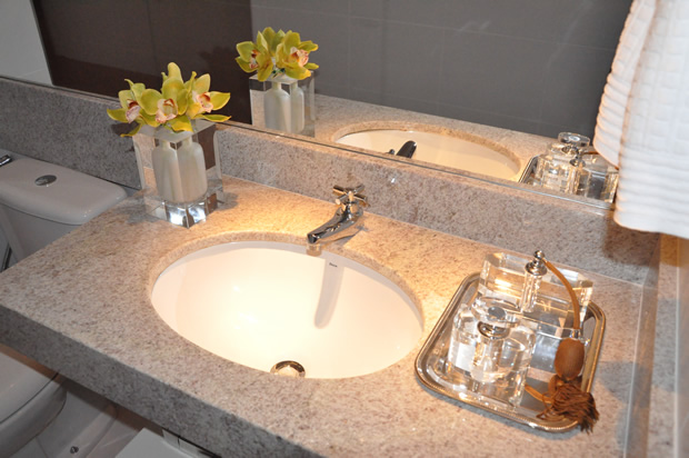 Adorei esse pote com as flores. Imita uma garrafa!