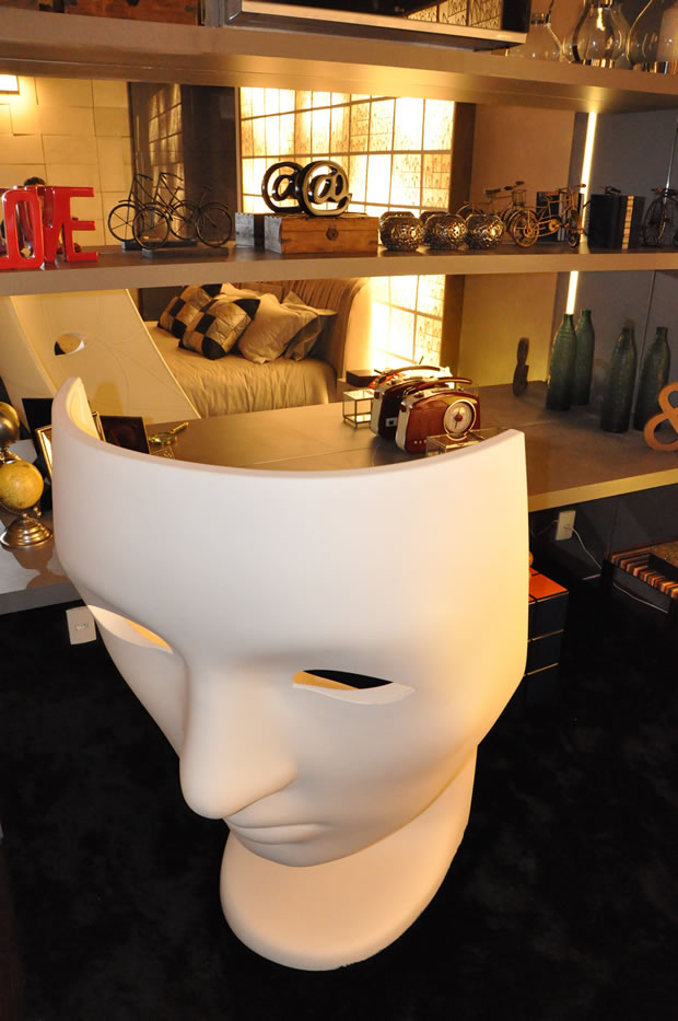 Essa cadeira em formato de máscara é o máximo!