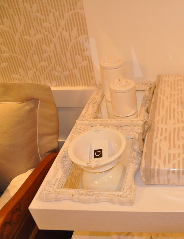 Adorei as molduras com espelhos usadas como bandeja