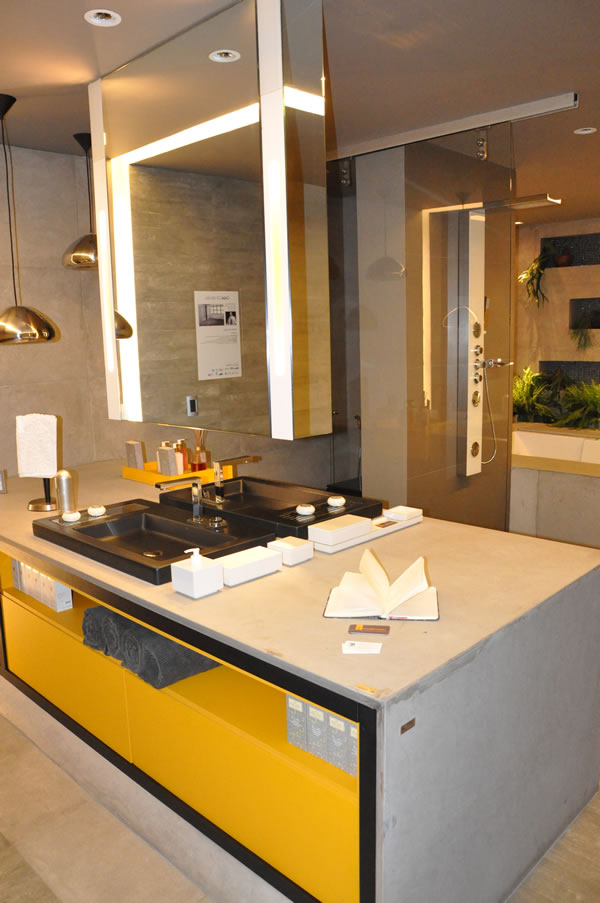 Duas pias, um espelho atrás do outro. Adorei!