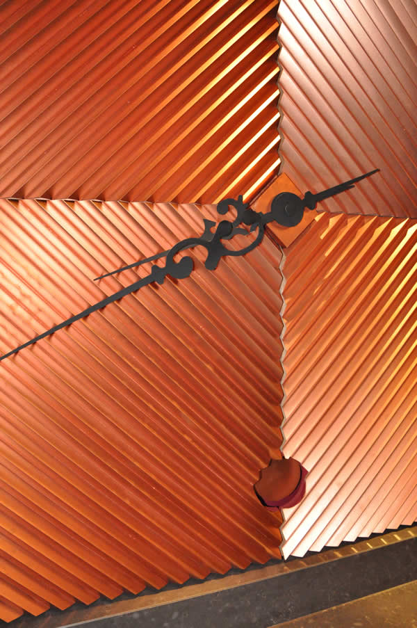 Apaixonada nesse relógio embutido na parede. O pêndulo aparece nesse buraquinho. Demais!