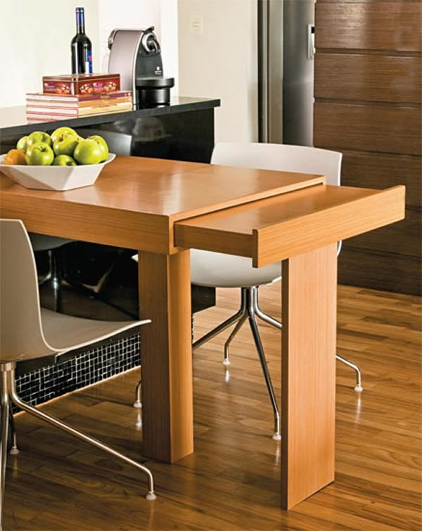 Mesa de jantar pequena é outra boa pedida, pois pode ser usada como escrivaninha ou na cozinha depois