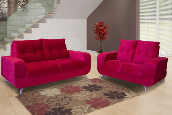 O sofá mais indicado é o de dois lugares, pois cabe em qualquer sala