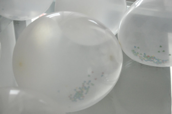 Balões com "confetes" de coração dentro. Dá pra ver???