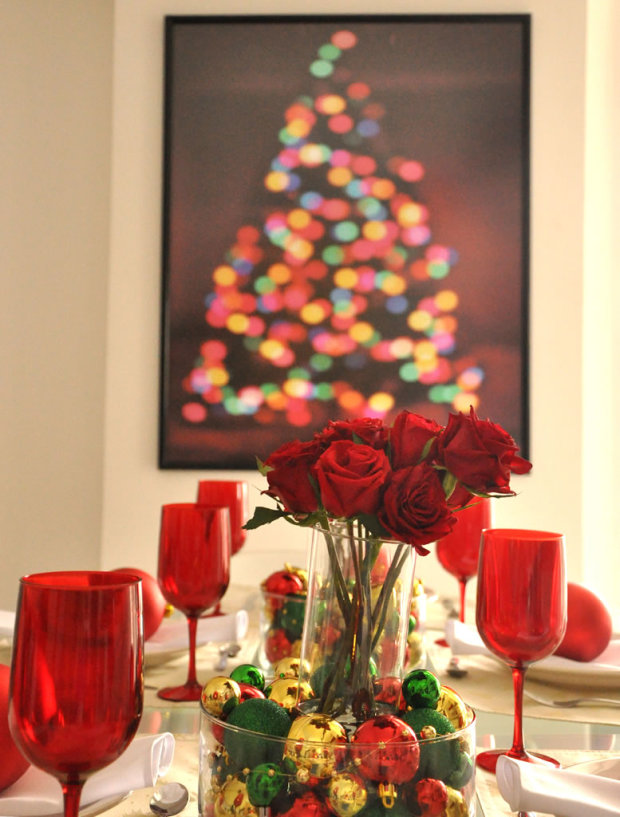 Detalhe da mesa e do quadro personalizado na parede