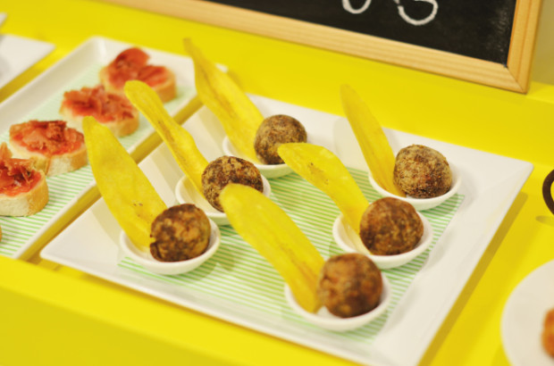 Bolinho de feijoada com chip de banana