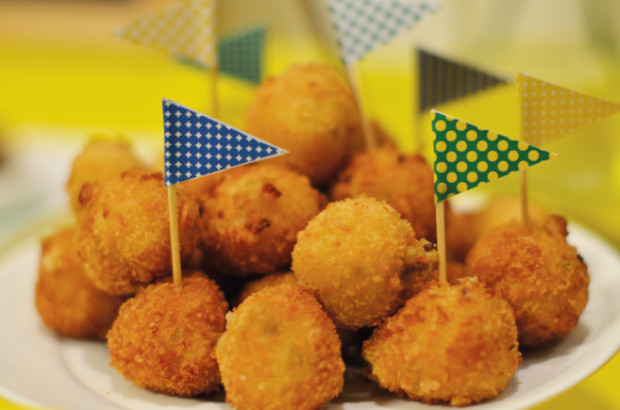 Croquetes de queijo com azeitonas