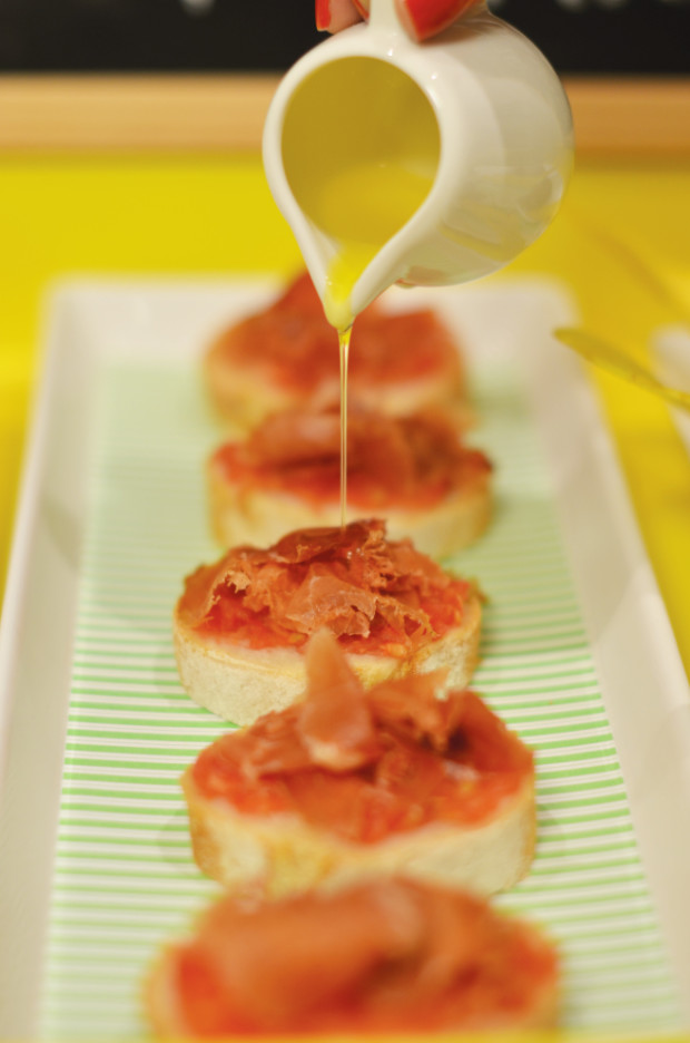 Pão com tomate e presunto