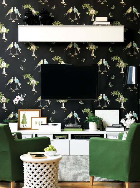 Verde no papel de parede e no estofado das cadeiras: elegância no tom certo