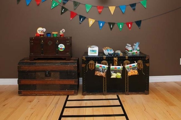 Um "trilho" feito com fita isolante indica o caminho das gostosuras