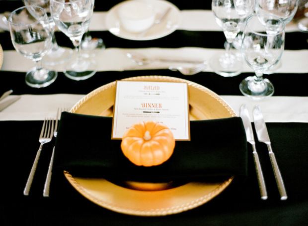 Uma abóbora de porcelana vira um lindo marcador de lugar