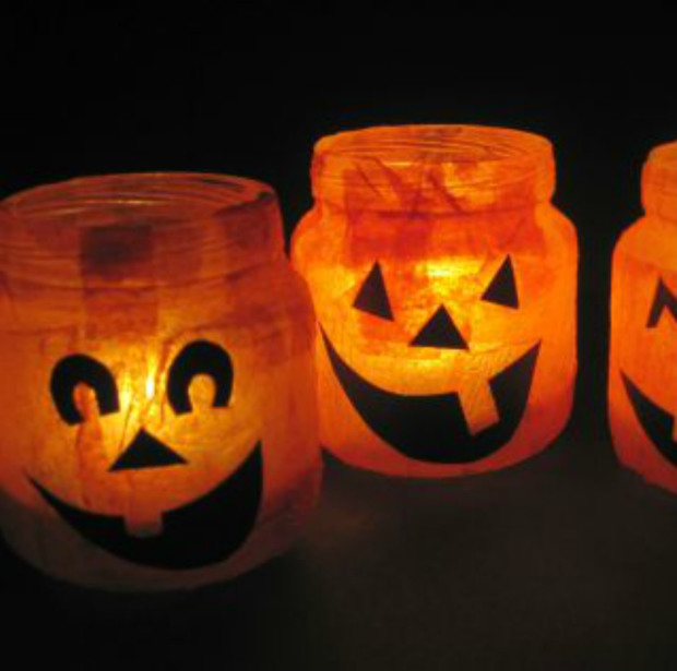 Potinhos de papinha cobertos com tinta e adesivos