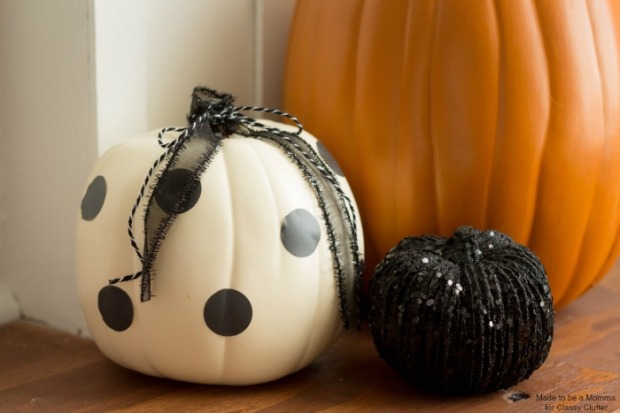 Pintadas e decoradas com adesivos e strass