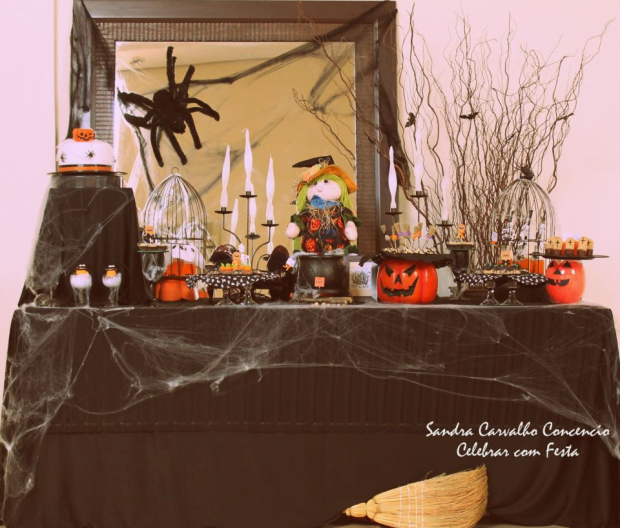 Mesa completa, com teias e aranhas por todos os lados