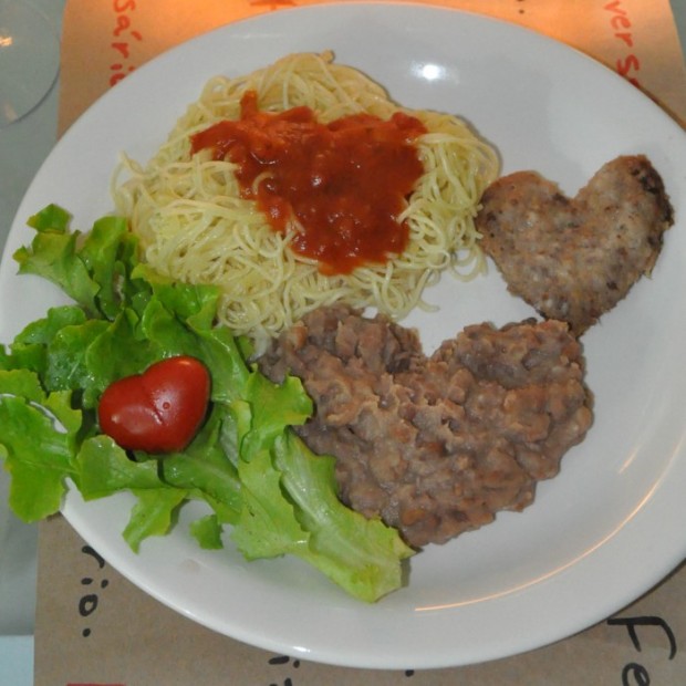 O jantar super hiper mega simples: macarrão (com molho pronto), hambúrguer pronto (recortado em formato de coração, para dar uma bossinha a mais), feijão (também em formato de coração) e salada com tomates recortados em forma de coração