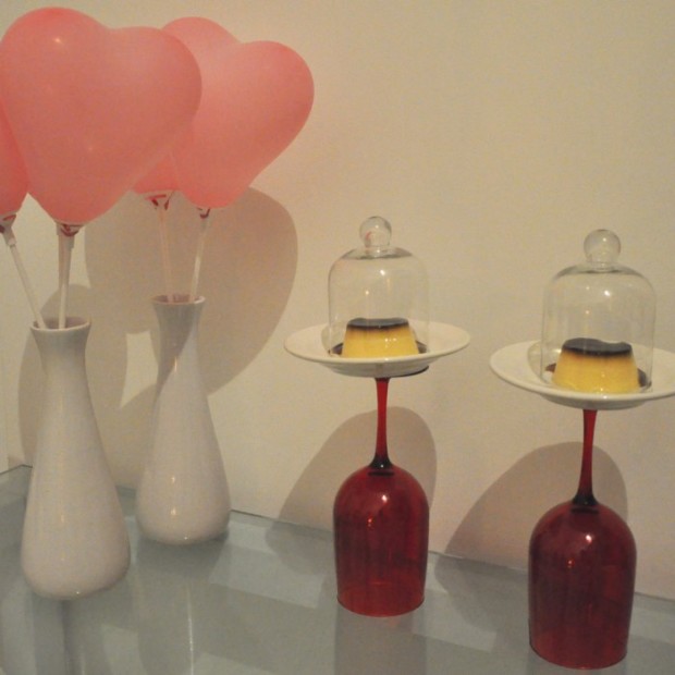 Flans (comprei prontos) colocados em pires sobre taças viradas ao contrário