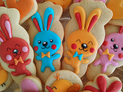 Biscoitos confeitados com coelhos alegres e coloridos