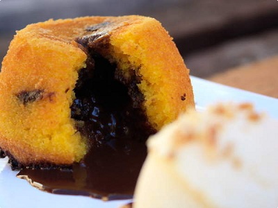 Petit gateau de cenoura com recheio de chocolate