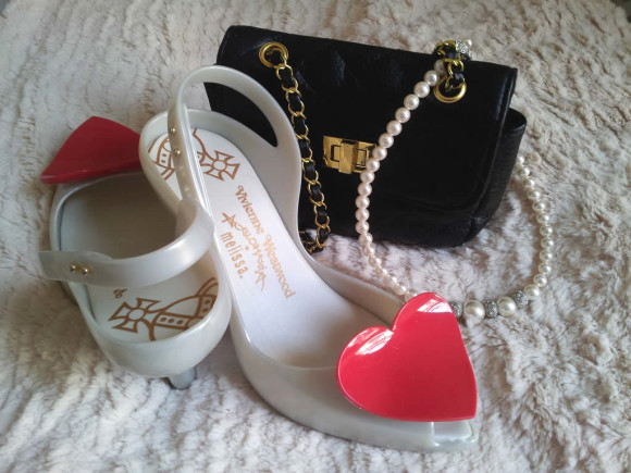 Melissa Lady Dragon por Vivivenne Westwood, bolsa estilo Chanel e colar Morana