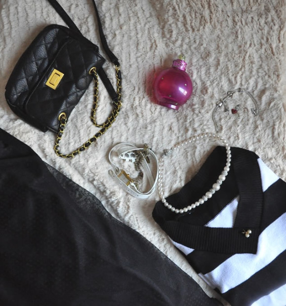 Bolsa estilo Chanel, pulseira Pandora, colar Morana, blusa da Feira dos Goianos e perfume Fantasy Britney Spears