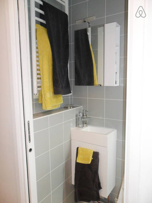 Banheiro, a parte da pia e o secador de toalhas