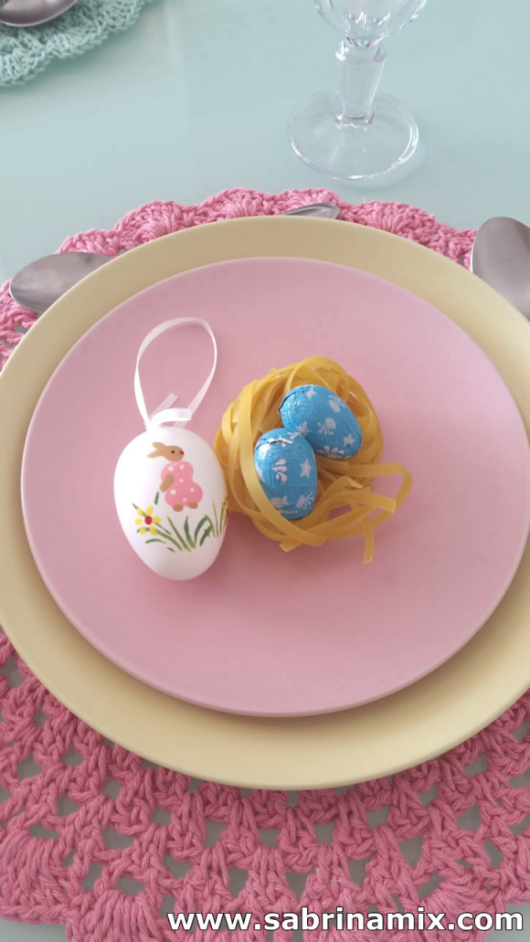 No lugar de cada convidado coloquei um "ninho" de macarrão e ovinhos de chocolate