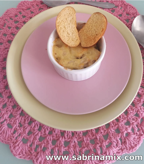 O prato principal foi penne ao molho branco gratinado em ramequins com "orelhinhas" de torrada