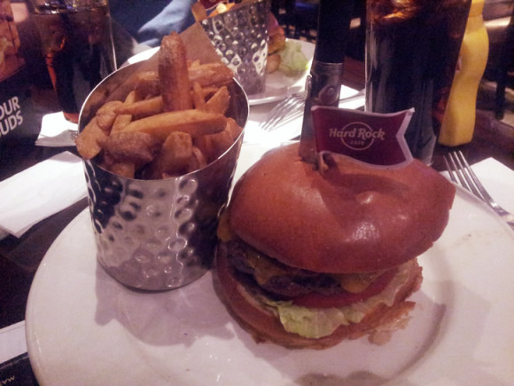 Hamburguer bovino coberto com bacon, queijo cheddar, anéis de cebola frita dourada (que eu dispensei, é claro!), alface americana e tomate bem maduro