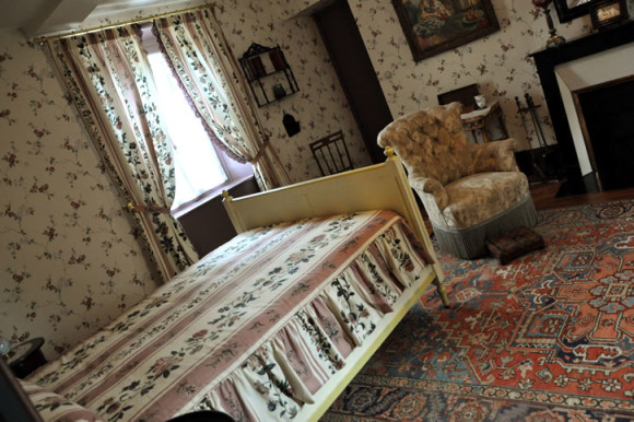 Dentro da casa, destaque para o quarto/ateliê do pintor