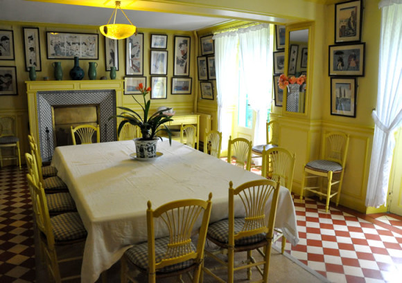 A sala de jantar toda amarelinha