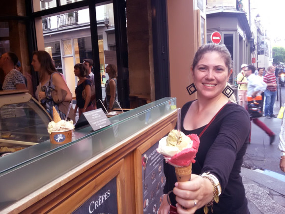De sobremesa passamos na Amorino (famosa sorveteria parisiense) e nos esbaldamos com sorvetes deliciosos colocados na casquinha como uma flor. Lindo!