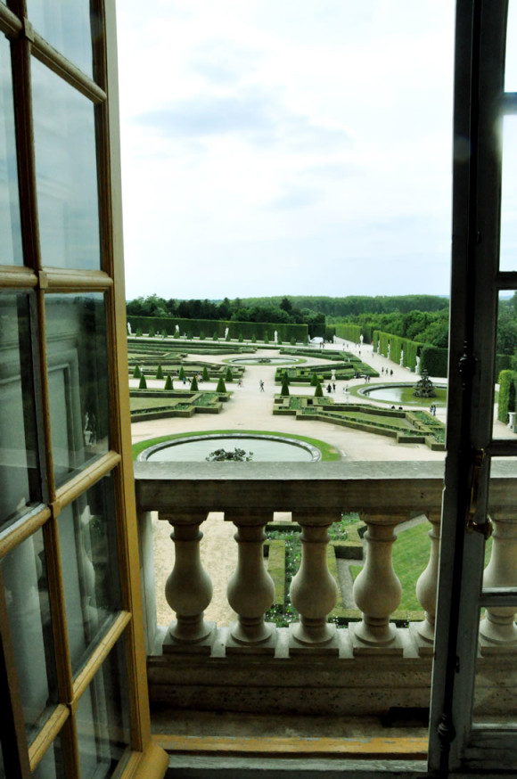 No palácio principal, jardins milimetricamente impecáveis