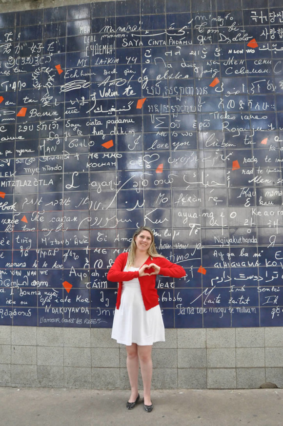 Um muro com “Eu amo você” escrito em centenas de línguas diferentes. 