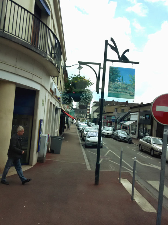 A cidade é toda fofa, cheia de floreiras nos postes